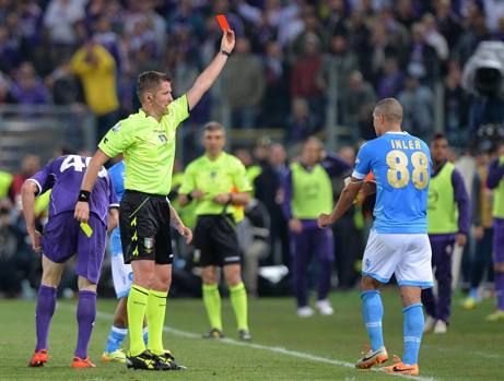 Al 34&#39; della ripresa Napoli in dieci per l&#39;espulsione di Inler: la Fiorentina ci crede. Ansa